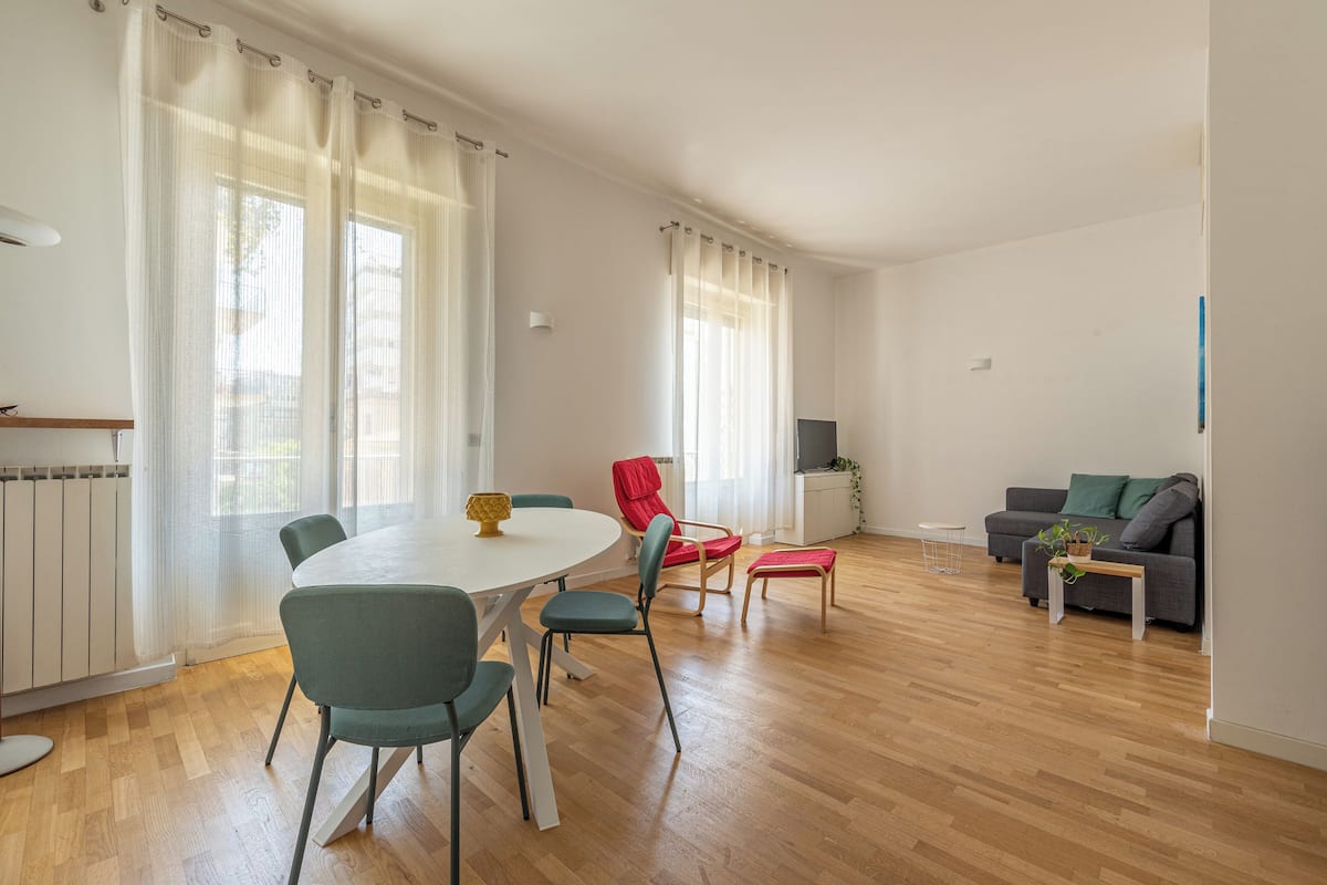 Appartamento Comfort, 1 letto matrimoniale con divano letto, balcone | Area soggiorno | TV 30 pollici con canali satellitari