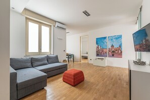 Appartamento Classic, 1 letto queen con divano letto | Area soggiorno | TV 30 pollici con canali satellitari