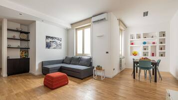 Appartamento Classic, 1 letto queen con divano letto | Area soggiorno | TV 30 pollici con canali satellitari