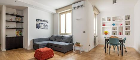 Classic Apartment, 1 Queen Bed with Sofa bed | Living area