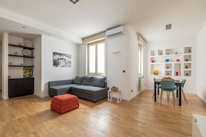 Appartement Classique, 1 grand lit et 1 canapé-lit | Coin séjour | Télévision de 30 pouces avec chaînes par satellite