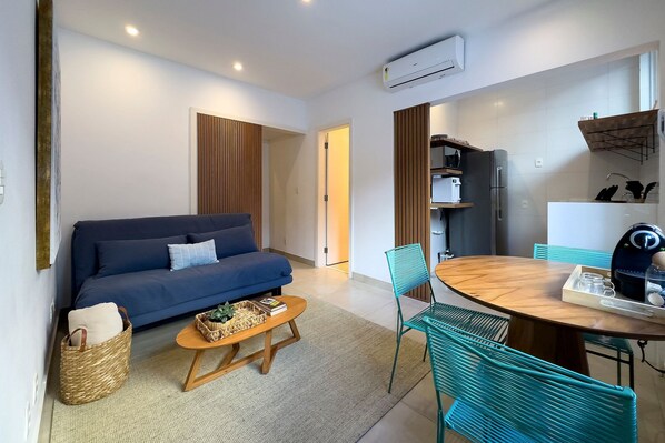 Apartment | Living area - Leblon | Apt com suíte a poucos metros da Praia do Leblon - por Casapē Rio (Rio de Janeiro)