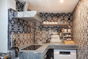 Classic Apartment | Private kitchen | Mini-fridge, microwave, oven, stovetop