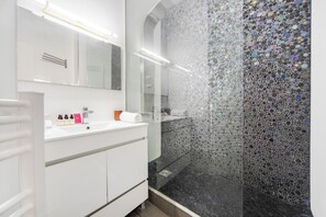 Deluxe Apartment | Bathroom | Free toiletries, hair dryer, towels, toilet paper - LOMBARDS BUILDING (Paris)