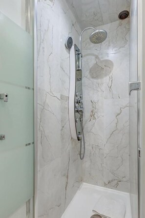 Classic Apartment | Bathroom | Free toiletries, hair dryer, towels, toilet paper - LOMBARDS BUILDING (Paris)