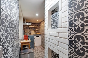 Classic Apartment | Private kitchen | Mini-fridge, microwave, oven, stovetop - LOMBARDS BUILDING (Paris)