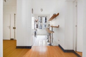 Deluxe Apartment | Private kitchen | Mini-fridge, microwave, oven, stovetop - LOMBARDS BUILDING (Paris)