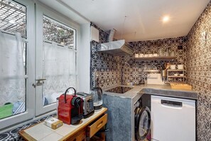 Apartamento clásico | Cocina privada | Frigorífico pequeño, microondas, horno y placa de cocina
