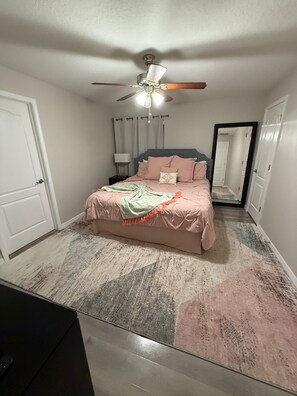5 bedrooms, iron/ironing board, internet, bed sheets
