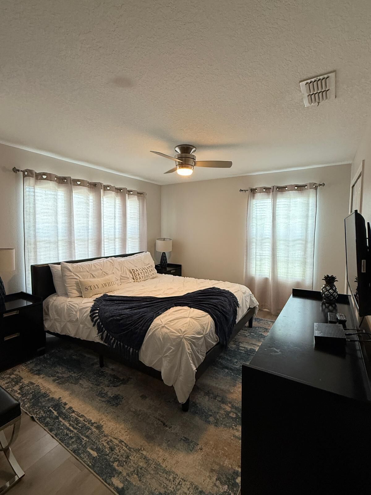 5 bedrooms, iron/ironing board, Internet, bed sheets