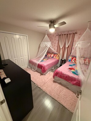 5 bedrooms, iron/ironing board, internet, bed sheets