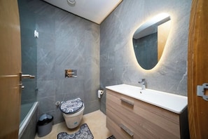 Shower, hair dryer, bidet, towels