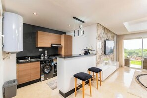 Réfrigérateur, micro-ondes, four, plaque de cuisson