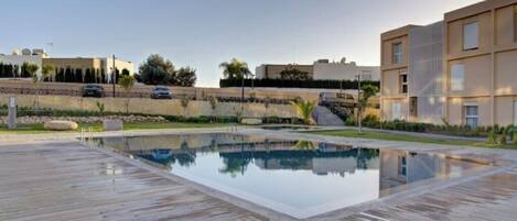 Una piscina al aire libre