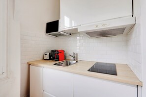 Mini-fridge, microwave, stovetop, cookware/dishes/utensils - 196LAFAYETTE (Paris)