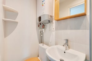 Shower, hair dryer, towels - 196LAFAYETTE (Paris)