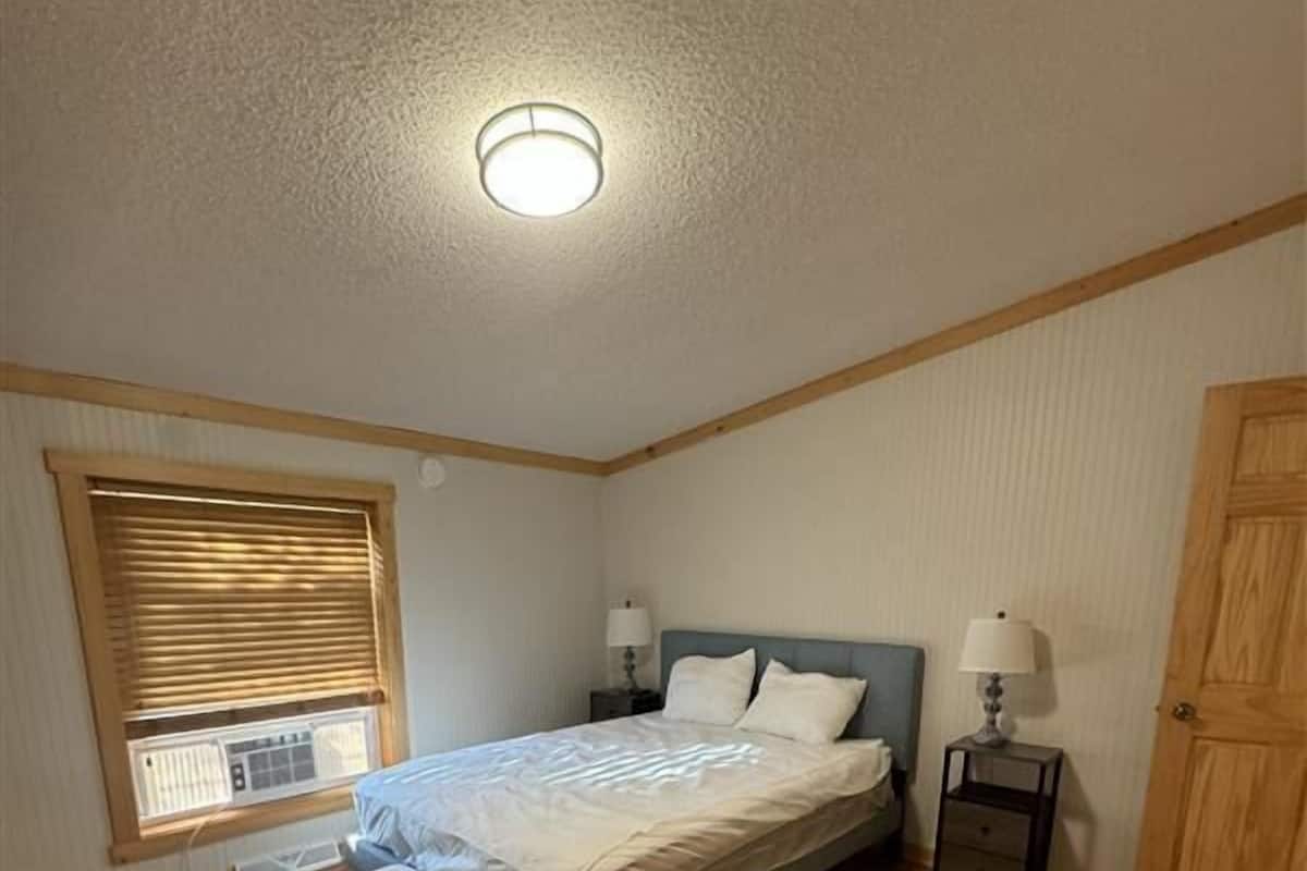 Nhà, sân hiên, quang cảnh sông