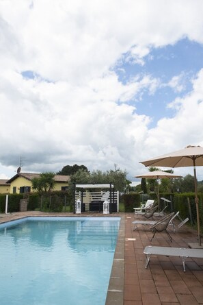 Outdoor pool - Farmhouse "Life is beautiful," surrounded by greenery and one km from the center of Marta. (Lazio)