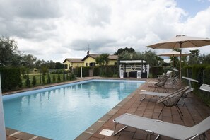 Outdoor pool - Farmhouse "Life is beautiful," surrounded by greenery and one km from the center of Marta. (Lazio)