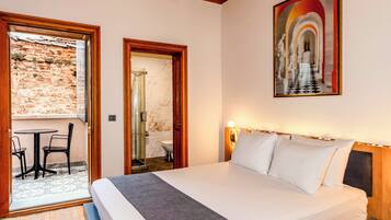 Phòng Junior | Bàn, khu vực làm việc phù hợp cho laptop, có lối đi dành cho xe lăn