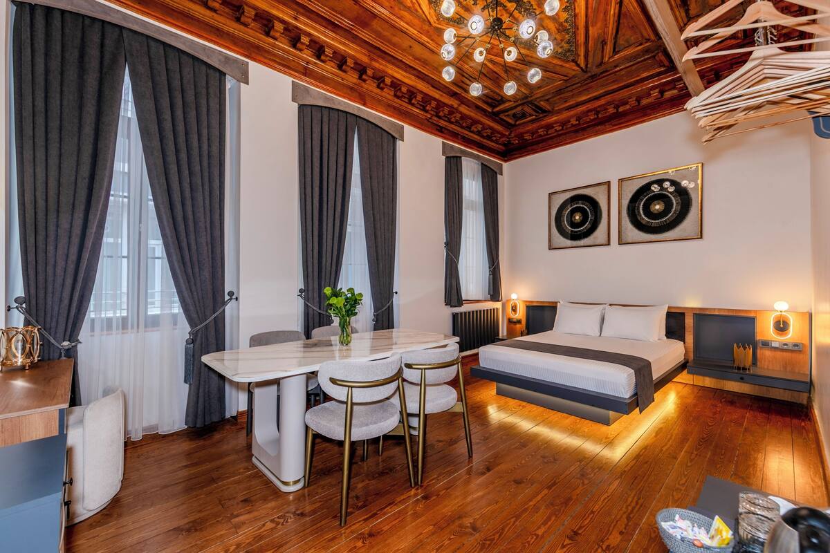 Escritorio y espacio para trabajar con laptop