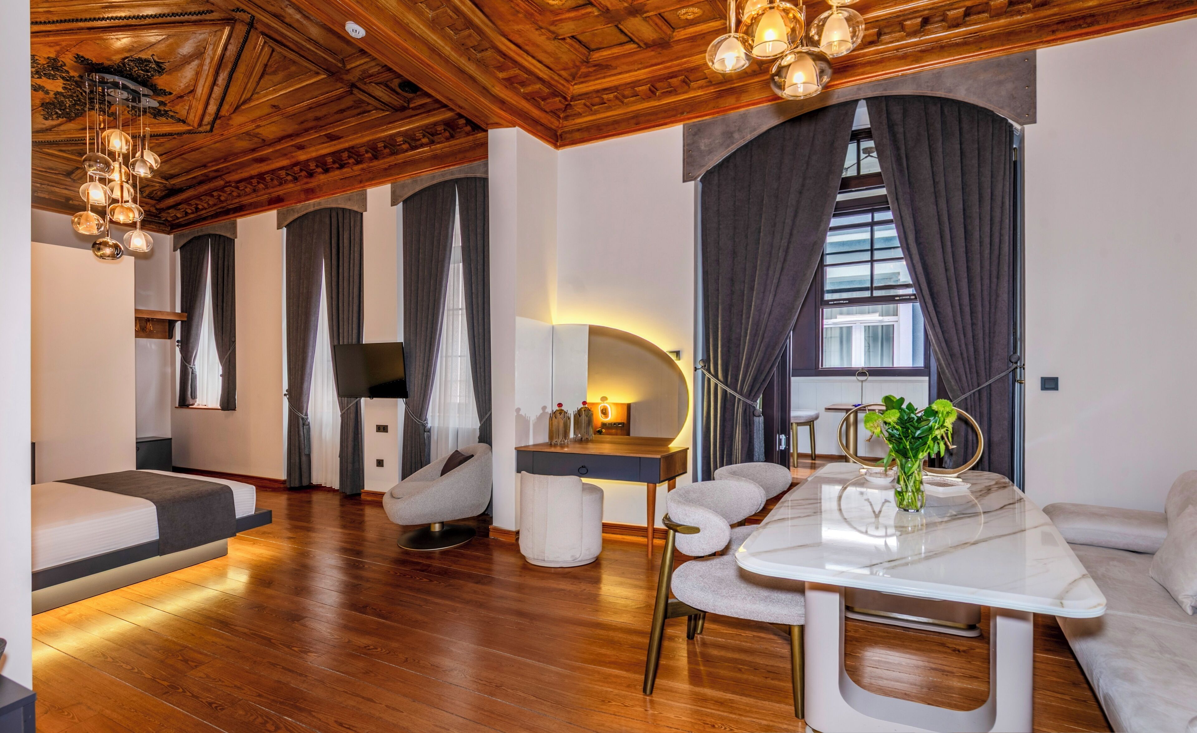 Luxury Suite | Desk, laptop workspace, wheelchair access