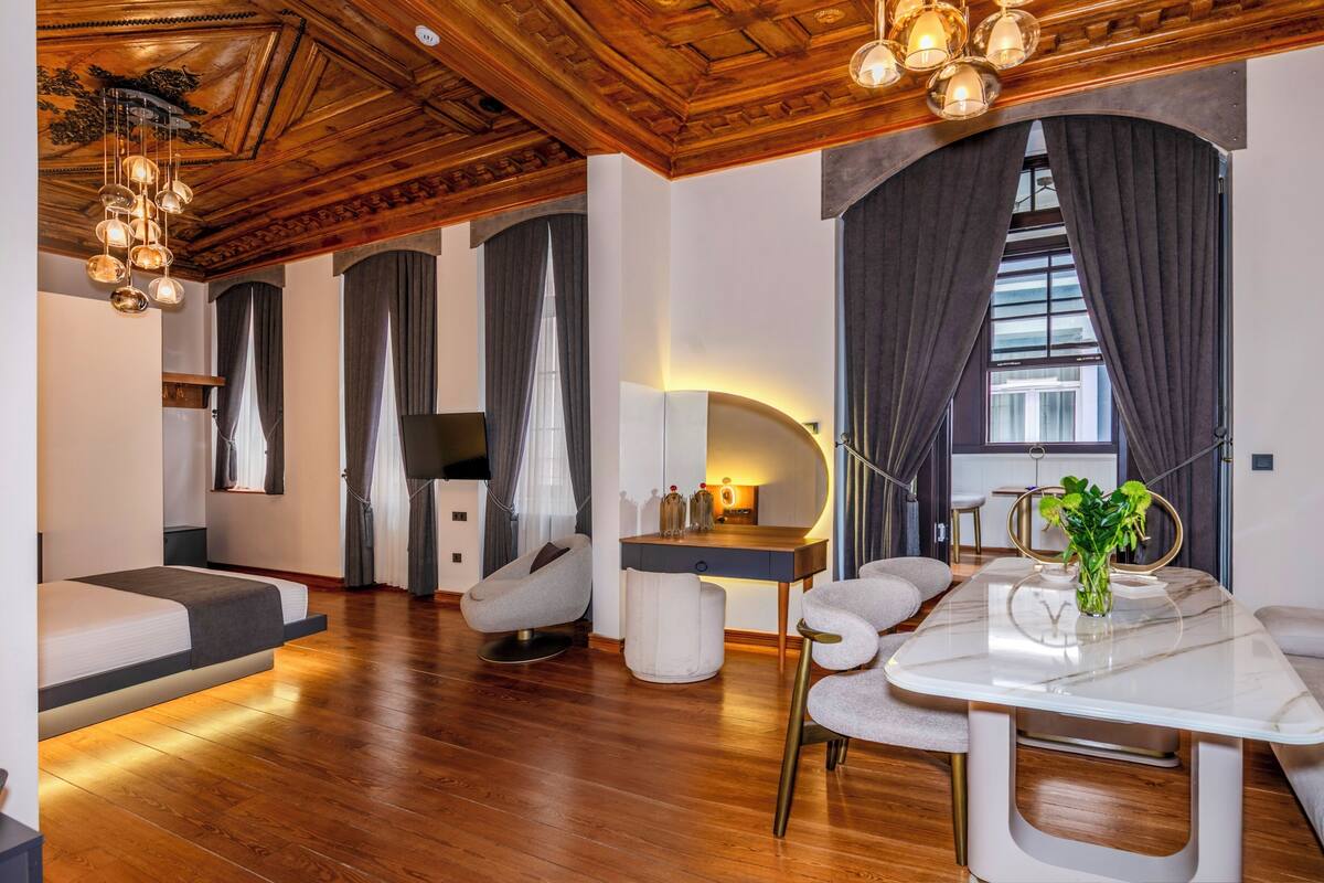 Escritorio y espacio para trabajar con laptop