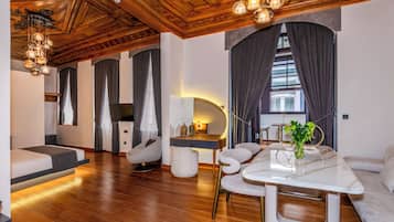 Escritorio y espacio para trabajar con laptop