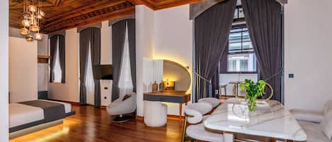 Suite de lujo | Escritorio y espacio para trabajar con un portátil