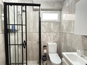 Appart'hôtel Familial, balcon | Salle de bain