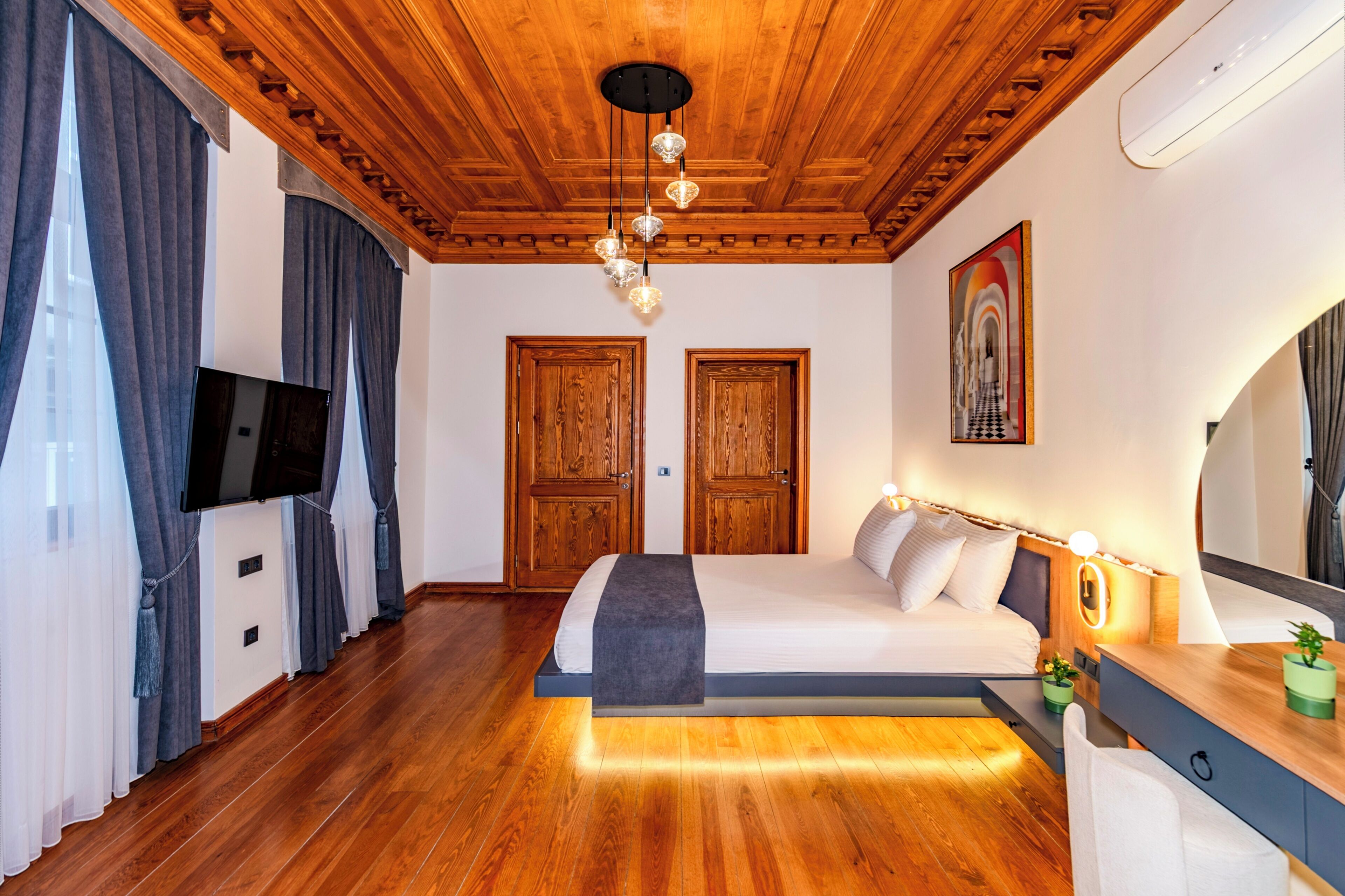 Junior kamer | Een bureau, een laptopwerkplek, rolstoeltoegankelijk