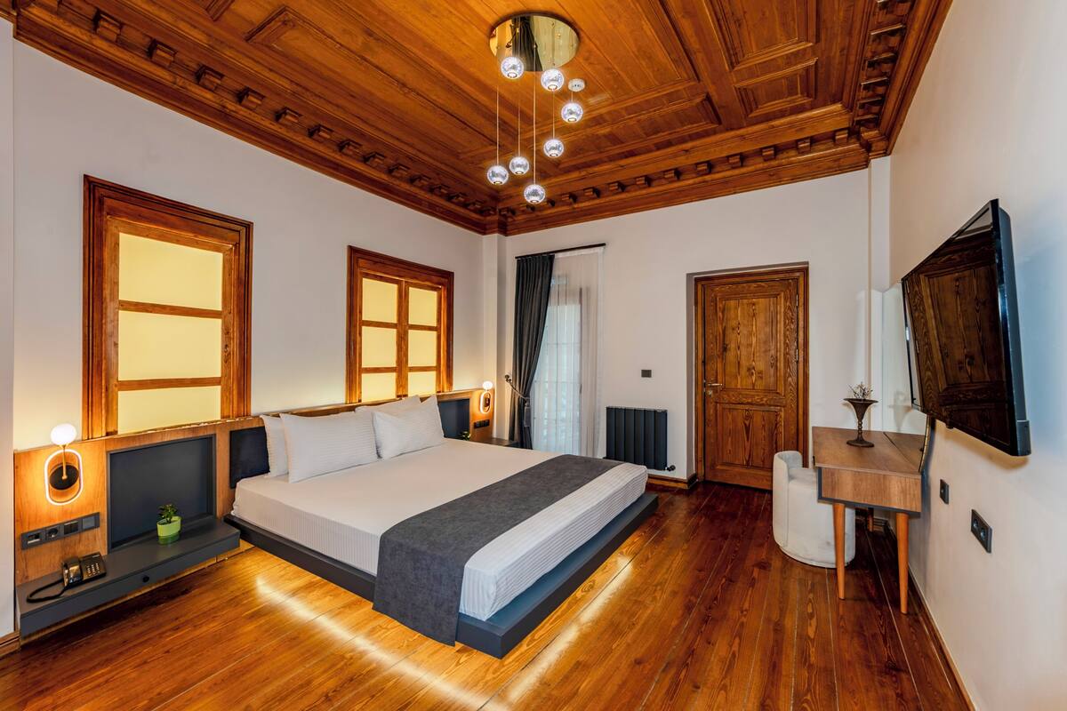 Escritorio y espacio para trabajar con laptop