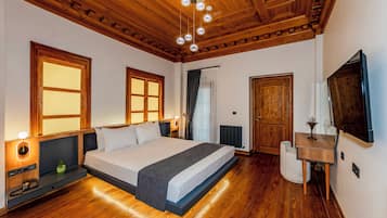 Phòng Superior | Bàn, khu vực làm việc phù hợp cho laptop, có lối đi dành cho xe lăn