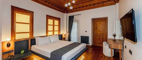 Escritorio y espacio para trabajar con laptop