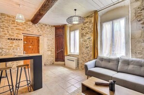 Living area - Jacuzzi and charm for 2 in the city (Nîmes)