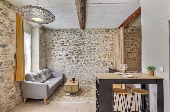 Interior - Jacuzzi and charm for 2 in the city (Nîmes)