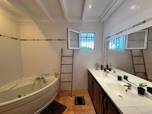 Douche, sèche-cheveux, serviettes fournies, savon