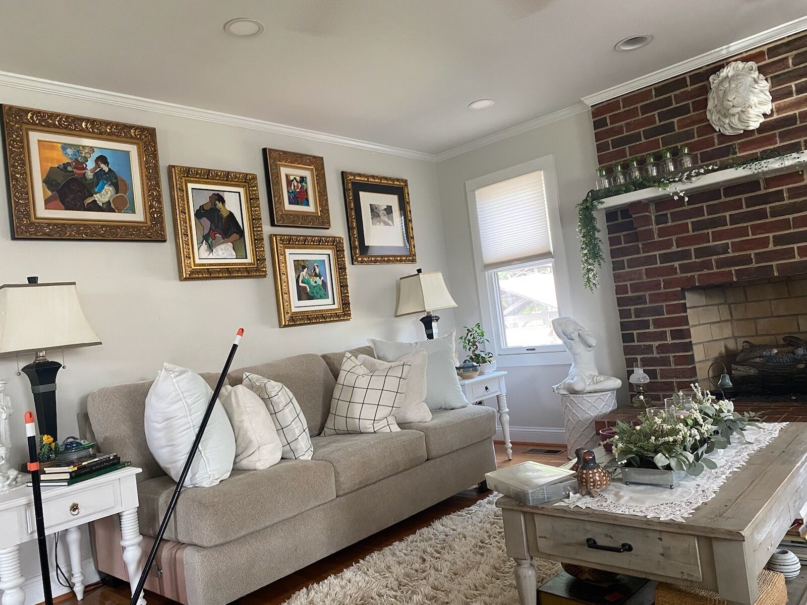 Smart TV, chimenea, reproductor de DVD, libros