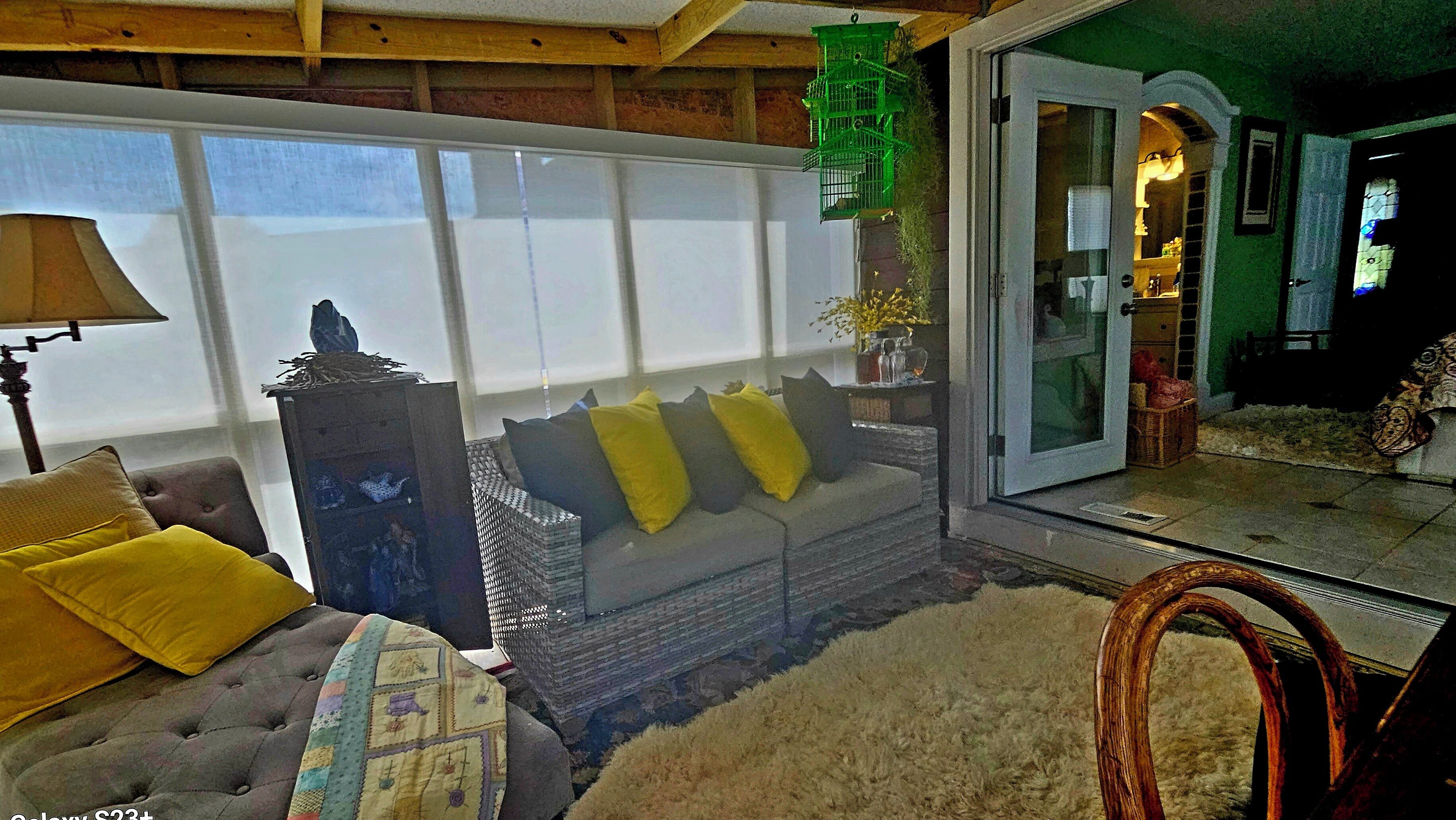 Smart TV, chimenea, reproductor de DVD y libros 