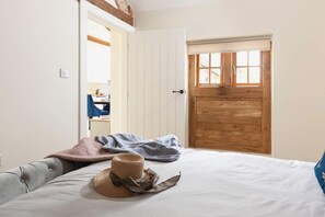 Tabla de planchar con plancha, wifi y ropa de cama 