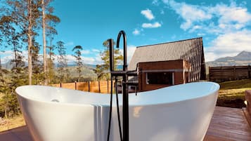 Chalet ejecutivo, vista a la montaña | Área de sala de estar | Televisión de pantalla plana y chimenea