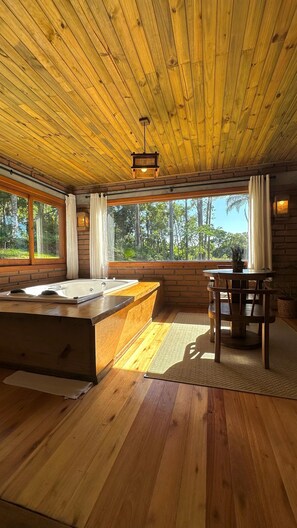 Executive Chalet, Mountain View | Living area | Flat-screen TV, fireplace - Maria Rita dos Canyons (Praia Grande)