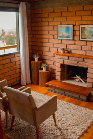 Executive-Chalet, Bergblick | Wohnbereich | Flachbildfernseher, Kamin