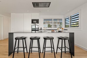 Frigorífico, microondas, horno y lavavajillas