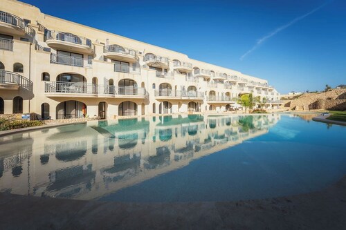 Qala Skyview Penthouse – Pool, Sunsets & BBQ Area