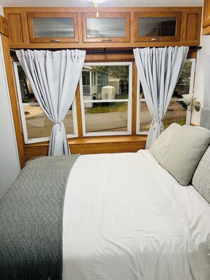 WiFi, bed sheets