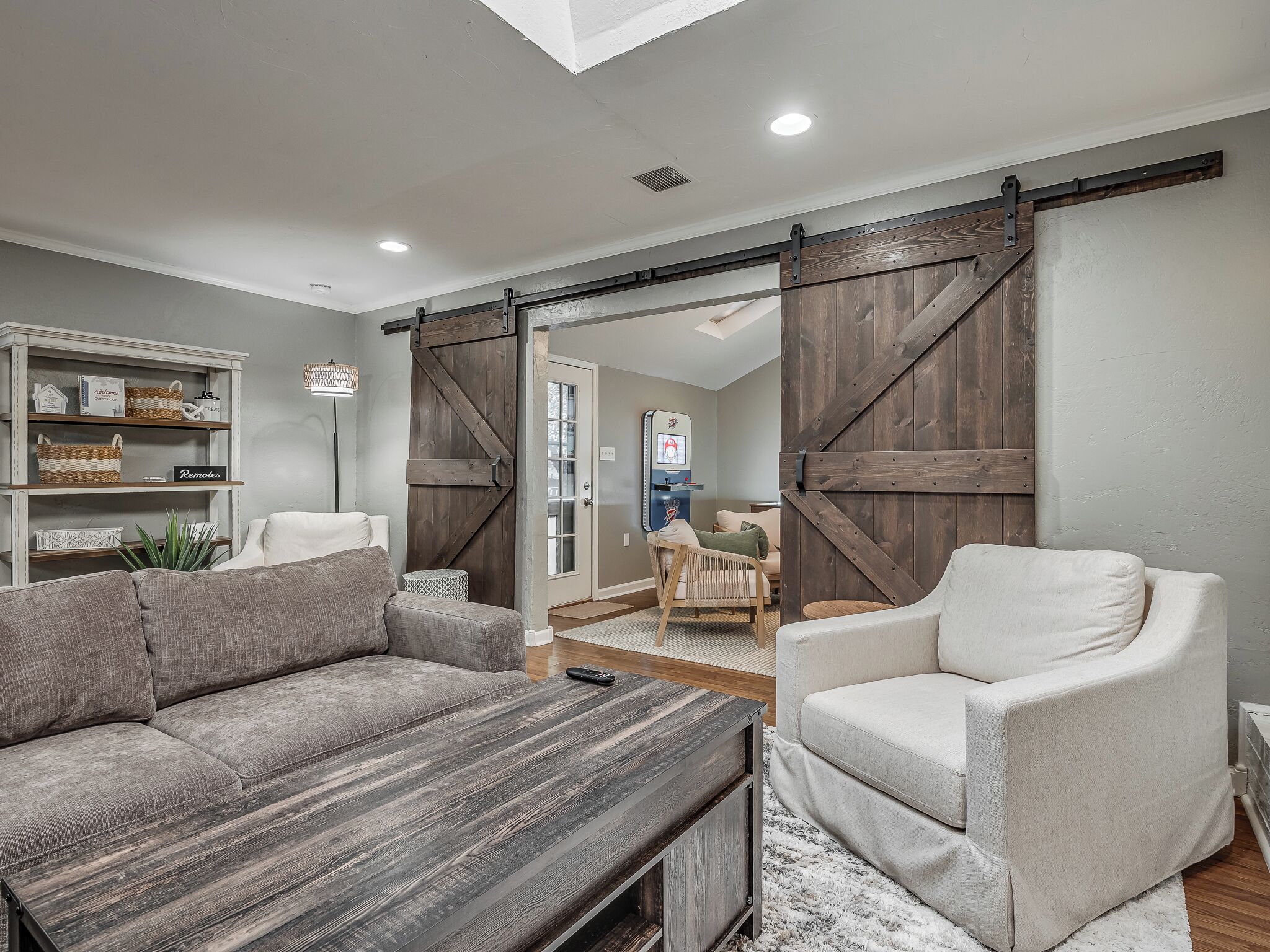 Smart-TV, Kamin, Videospiele, Bücher