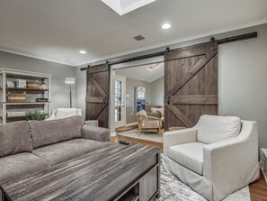 تلفزيون ذكي، مدفأة، ألعاب فيديو، كُتُب