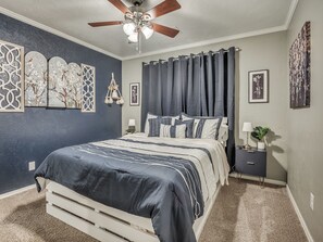 4 chambres, fer et planche à repasser, lit de bébé portatif