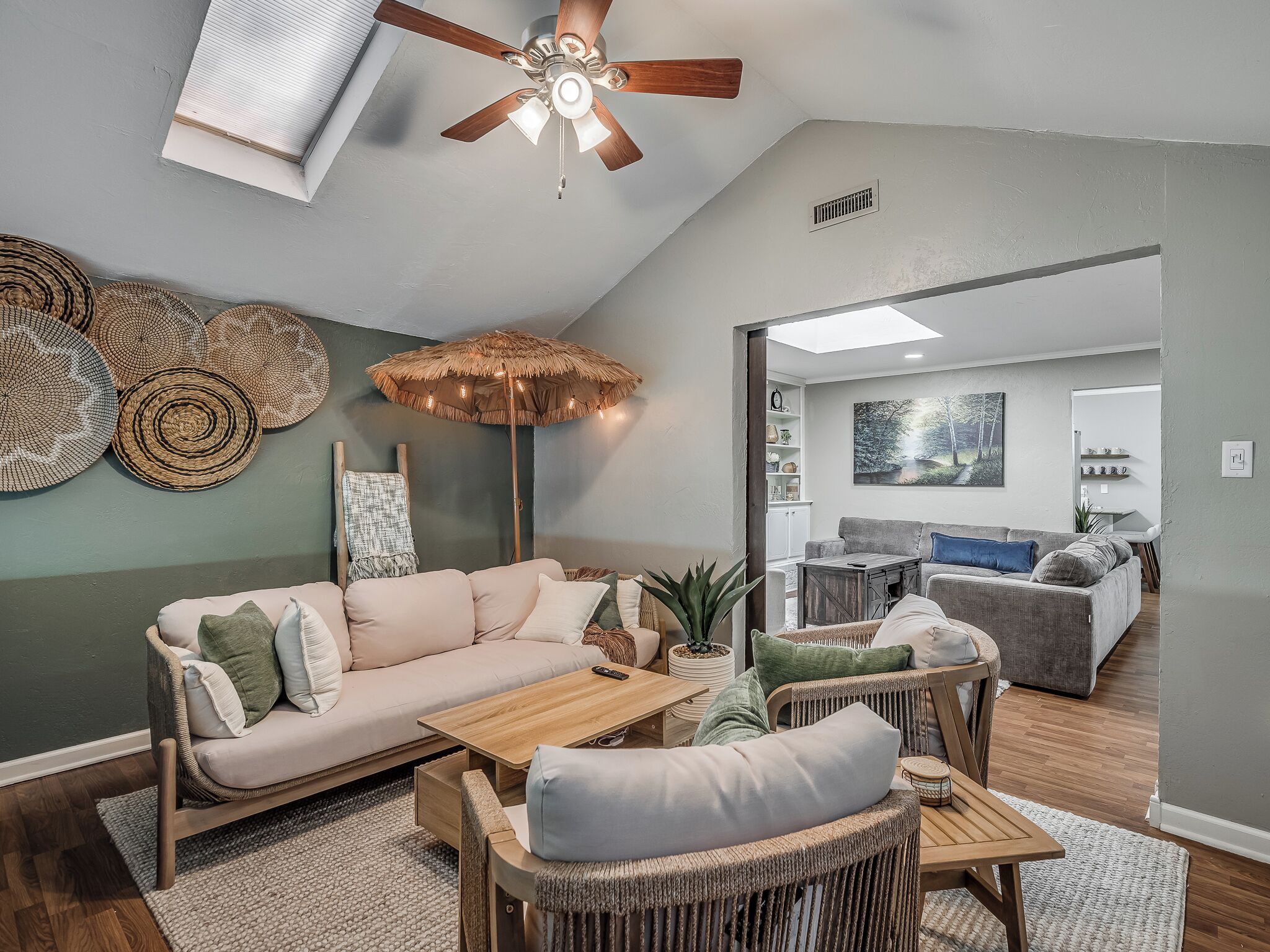 Een smart-tv, een open haard, videogames en boeken